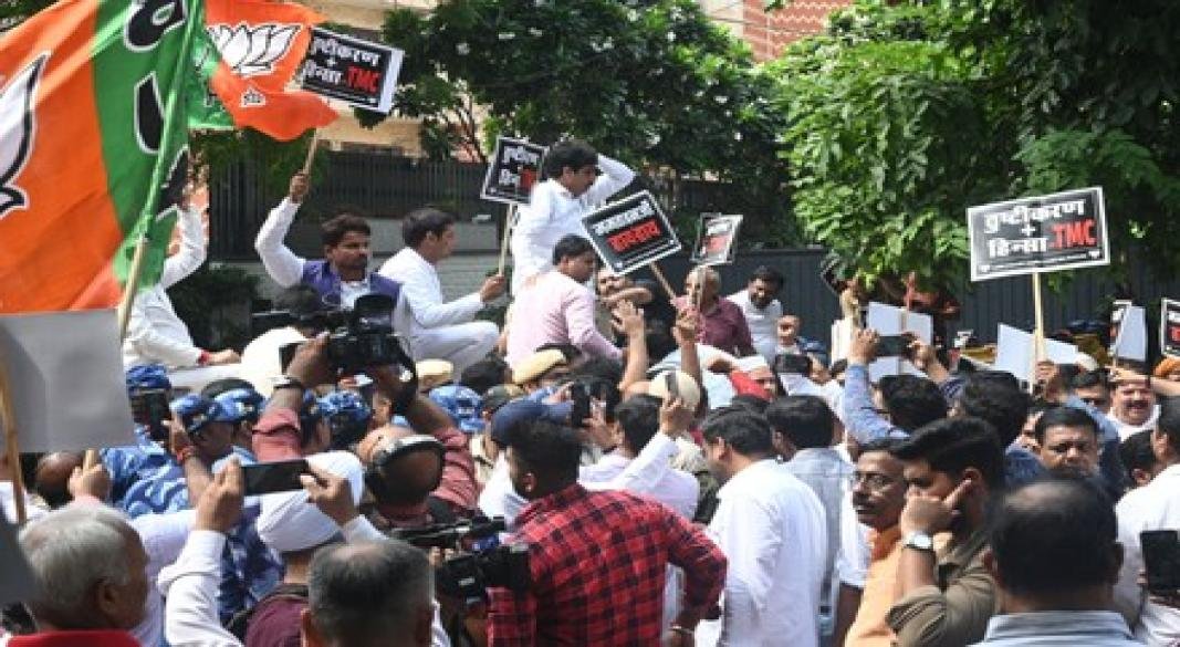 ২০২৬ সালের পশ্চিমবঙ্গ নির্বাচনের আগে ধাপা রণক্ষেত্রে পরিণত হয়েছে, যেখানে বিজেপি ও টিএমসি কর্মীদের মধ্যে সংঘর্ষ হয়েছে।